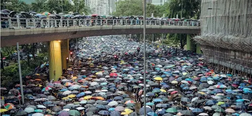  ??  ?? Fiume umano
I manifestan­ti sotto la pioggia nel corso dell’undicesimo weekend di protesta contro il governo di Hong Kong. La fiumana umana ha raggiunto Victoria Park e poi ha marciato fino al Central, il cuore di Hong Kong (Getty)