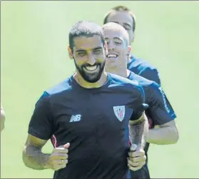  ?? FOTO: JUAN ECHEVERRÍA ?? Buen ambiente Raúl García, sonriente en un entrenamie­nto en Lezama