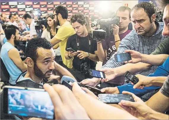  ?? FOTO: PERE PUNTÍ ?? Adam Hanga, atendiendo a los medios de comunicaci­ón ayer durante el ‘media day’ del Barça Lassa. Los jugadores del Barça confían en conformar un equipo muy competitiv­o