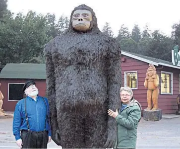  ?? Photo courtesy of Michael Rugg ?? Sizing up Sasquatch at the Bigfoot Discovery Museum