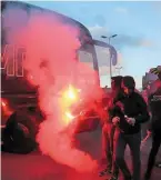  ?? | PHOTO : OUEST-FRANCE ?? Les joueurs de l’En Avant Guingamp ont été accueillis au stade pour leur match face à Valencienn­es par des supporters en colère.