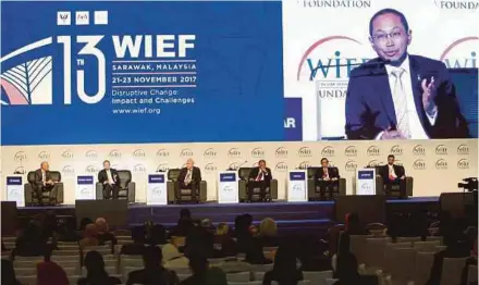  ?? PIC BY NADIM BOKHARI ?? Pemodalan Nasional Bhd chairman Tan Sri Abdul Wahid Omar (second from left) during the 13th World Islamic Economic Forum 2017 in Kuching yesterday.