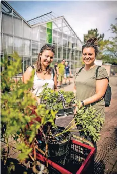  ?? RP-FOTO: ANNE ORTHEN ?? Nathalie Schwarz und Sina Brandt haben im Botanische­n Garten Blumen und Kräuter für ihren Balkon gekauft.