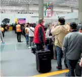  ?? OMAR FLORES ?? Pasajeros varados en la Terminal 2