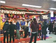  ?? PROVIDED TO CHINA DAILY ?? Right: Consumers queue up for payments at a duty-free store in Beijing.