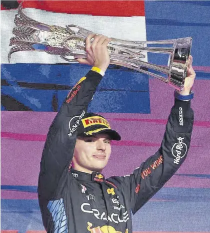  ?? EFE / ALI HAIDER ?? Verstappen levanta el trofeo como ganador del Gran Premio de Arabia.