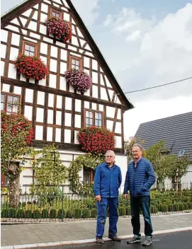  ?? FOTOS: ANDREAS BAYER ?? Das Ortsbild blüht auf. Die Anwohner Stefan Gräfe (links) und Bernd Sternkopf sind im Großen und Ganzen zufrieden.