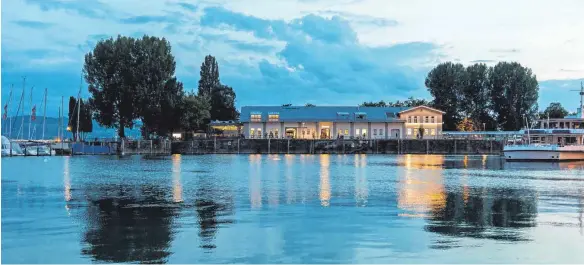  ?? FOTOS: STADT LINDAU ?? Die Eilguthall­e im Lindauer Hafen wurde vor etwa einem Jahr eröffnet, der Gastgeber zeigt Besuchern des Aktionstag­es die erfolgreic­he Umwandlung in ein Restaurant.