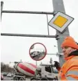  ?? Foto: Ruth Plössel ?? Mitarbeite­r des Tiefbauamt­s bringen Spiegel an Ampeln an.