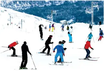  ??  ?? Perfect conditions: Skiers and boarders on the slopes at CairnGorm