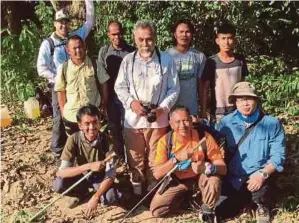  ??  ?? Zulkifli (berdiri, tengah) bersama Abdul Razak (duduk, dua dari kanan) ketika Misi Jejak Langkasuka.