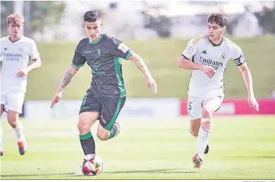  ?? JORGE ROPERO / LOF ?? Kuki Zalazar conduce el balón en el duelo ante el Real Madrid Castilla del pasado domingo.