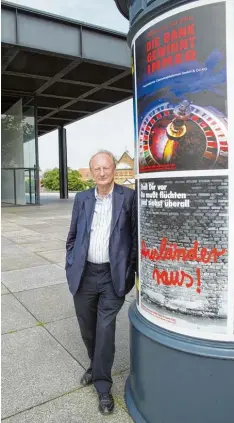  ?? Foto: Imago ?? Klaus Staeck vor einigen seiner Plakate, die vor drei Jahren an Litfaßsäul­en im öffent lichen Raum in Berlin zu sehen waren.