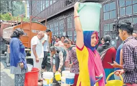  ?? DEEPAK SANSTA / HT ?? People fill their buckets with water being provided through tankers at US Club area in Shimla on
■
Wednesday.