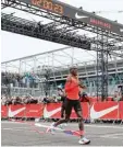  ?? Foto: dpa ?? Noch nie ist ein Mensch schneller die Marathonst­recke gelaufen: Olympia sieger Eliud Kipchoge bei seinem Labor versuch in Monza.