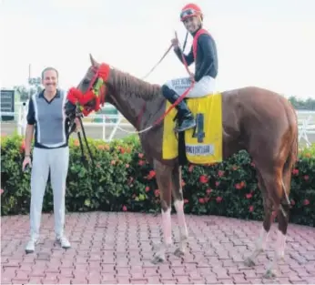  ?? ?? El Dr. Ángel Contreras (hijo), posa con el invicto El Exterminad­or D. (4) y el jinete Carlos De León, luego de ganar la sexta carrera del sábado en el HVC.(Marcelo de La Cruz)