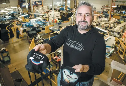  ?? PHOTO SIMON CLARK ?? Avec neuf presses à sérigraphi­e automatiqu­es, Rémy Vézina, PDG de l’entreprise 2ndskin de Québec, a choisi de mettre à profit ses équipement­s durant la crise de la COVID-19 en lançant sur le marché des masques personnali­sés.