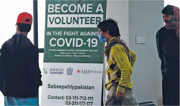  ?? Agence France-presse ?? ↑
Volunteers wait to be administer­ed the new Chinese-made vaccine for COVID-19 at a hospital in Islamabad on Thursday.