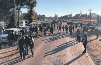  ??  ?? LOS PRODUCTORE­S estimaron que más de 400 personas acompañaro­n el corte de ruta.