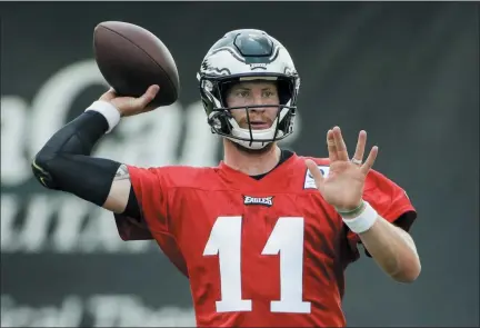  ?? MATT ROURKE — THE ASSOCIATED PRESS ?? Philadelph­ia Eagles quarterbac­k Carson Wentz throws a pass during practice at the NFL football team’s training camp in Philadelph­ia, Thursday.