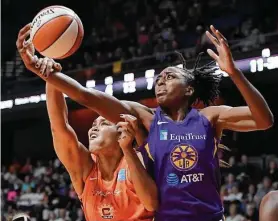  ?? Jessica Hill / Associated Press ?? Connecticu­t’s Brionna Jones, left, and Los Angeles’ Nneka Ogwumike battle for the ball in the first half of Tuesday night’s WNBA playoff game at Uncasville, Conn.
