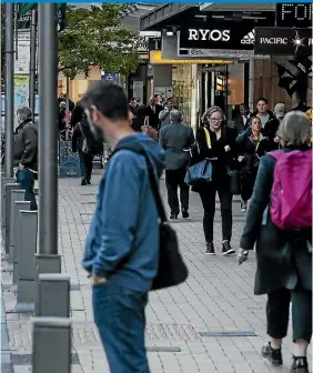  ?? KEVIN STENT/STUFF ?? A large number of public servants have yet to return to work in Wellington’s CBD. Lambton Quay remains quieter than usual during the lunch hour.