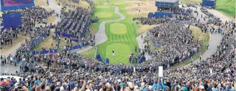  ??  ?? ► Uno de los hoyos de Le Golf National de París, con la tribunas abarrotada­s para presenciar la Ryder.