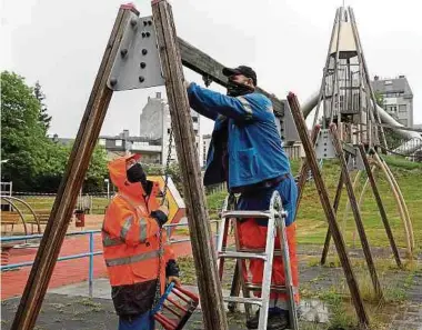  ?? Foto: Anouk Antony ?? Die Spielplätz­e werden auf den Ansturm der Kleinen vorbereite­t.