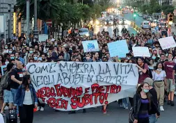  ??  ?? In strada Il corteo di militanti che ieri è arrivato fino a via Medina