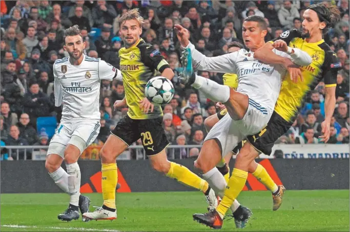  ??  ?? LETAL. Los centrales del Borussia se afanaron para frenar a Cristiano, pero no lo lograron: con un latigazo con la derecha hizo el 2-0, su noveno gol en esta Champions.