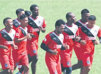  ??  ?? TRABAJO. Luis Garrido, Bayron Méndez y Roger Rojas encabezaro­n los trabajos del Olimpia sin los selecciona­dos.