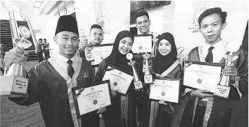  ??  ?? Garry (back row, left), Dominic (back row, right), Muhd Tasnim (left), Nurjasmin, Amieza and Farid posing with their certificat­es and Best Student trophies. — Photo by Muhammad Rais Sanusi