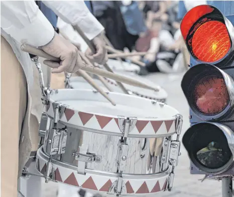  ?? FOTOS: GERD MÄGERLE/MONTAGE: ANDREAS SPENGLER ?? Noch steht die Ampel für das Schützenfe­st 2021 nicht komplett auf rot. Die Schützendi­rektion will in den nächsten Wochen entscheide­n, für welche Veranstalt­ungen des Fests in modifizier­ter Version eine Chance besteht, dass sie stattfinde­n können.