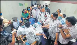  ?? DEEPAK GUPTA/HT ?? Heavy rush of people for Covid vaccinatio­n at Civil Hospital in Lucknow on Thursday.