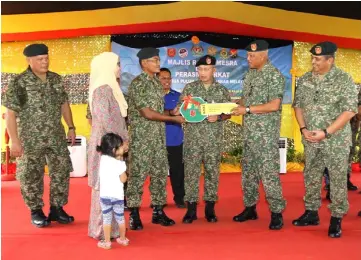  ??  ?? Captain Wazir Shafiq Noodin and wife Siti Nur Fadila Zulkifli (third and second left) representi­ng the officer’s block receive their mock key from Affandi (second right). From left (front) are Stephen, Abdul Rahim and Mohd Zaki.