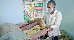  ?? —DC ?? Abdul Mujeeb Mansuri operates a cotton-cleaning machine.