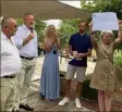  ?? (Photo B. Q.) ?? Au côté du maire de Grimaud et de la députée Sereine Mauborgne, les responsabl­es du golf ont remis   euros à l’Institut Pasteur, à l’issue d’un tournoi caritatif.