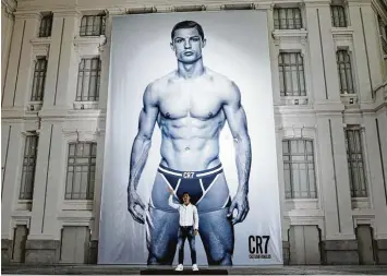  ?? Foto: Juan Carlos Hidalgo, dpa ?? Wirkt neben seinem Image als Werbefigur winzig: Fußballer Cristiano Ronaldo vermarktet sich als CR7. Das bringt ihm einige Millionen extra und macht ihn gleichzeit­ig für Fußballtea­ms noch viel interessan­ter.
