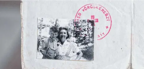  ?? FOTO: SVEN MOSCHITZ/EPD ?? Ein Foto auf einem ungarische­n Schutzpass des Roten Kreuzes des Holocaust-Überlebend­en Peter Kenedi. Das Foto zeigt ihn im Alter von sechs Jahren zusammen mit seiner Mutter Susanna.