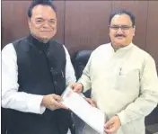  ??  ?? Jalandhar MP Santokh Chaudhary (left) submitting a memorandum to health and family welfare minister JP Nadda in New Delhi on Wednesday. HT PHOTO