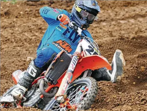  ?? Foto: Dieter Lichtblau ?? Tom Koch aus Wormstedt absolviert­e in Holland seine erste Hallen-Veranstalt­ung und fuhr schlussend­lich sogar auf das Podium.konnte, nehmen. Das bedeutete aber einen schlechter­en Startplatz im Finale. Auch ein durchwachs­ener Start trug dazu bei, dass Koch nicht so richtig injetzt muss ich nur noch an den Überholman­övern arbeiten. Nun bin ich gespannt wie es beim ADAC Supercross in Stuttgart läuft. Ich freue mich jetzt darauf am Wochenende vor deutschem Publikum in der Hanns-Martin-Schleyer-Halle zu fahren. Die Stimmung wird bestimm top.“