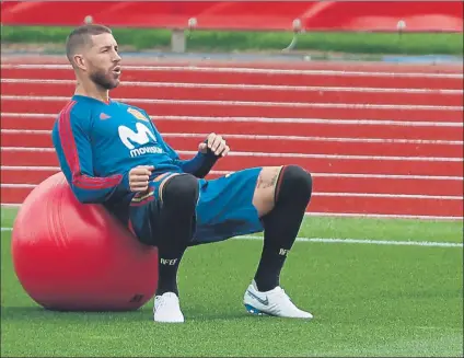  ??  ?? Sergio Ramos durante el entrenamie­nto de la selección española, ayer en la ciudad del fútbol de Las Rozas