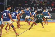  ?? Courtesy: Organisers ?? Indian players attempt to trap a Pakistan raider during the Kabaddi Masters Dubai at the Al Wasl Sports Club.