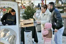  ?? - Crédits : DE ?? Deux jours durant, la locomotive à griller les châtaignes offertes par la Ville a régalé de nombreux passants.