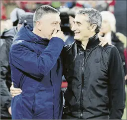  ?? FOTO: JUAN ECHEVERRÍA ?? Pasado común Pimienta y Valverde se saludan en San Mamés