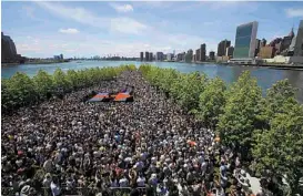  ??  ?? Miles de simpatizan­tes se reunieron en la isla Roosevelt de Nueva York.