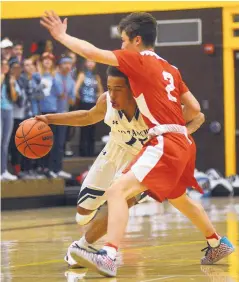  ?? ADOLPHE PIERRE-LOUIS/JOURNAL ?? Rio Rancho’s Derrell White, left, is defended by Sandia’s Jude Tapia during the Rams’ win in the Metro title game Monday at Cibola High School.