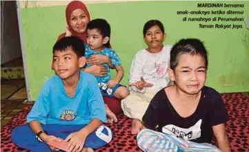  ??  ?? MARDINAH bersama anak-anaknya ketika ditemui di rumahnya di Perumahan
Taman Rakyat Jaya.