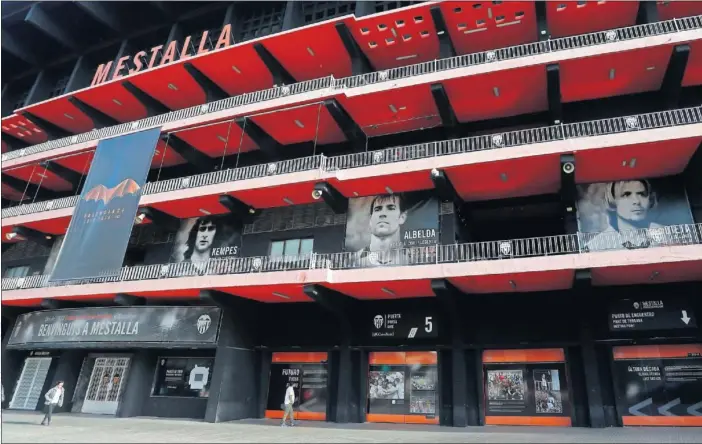  ??  ?? MESTALLA, LA EXPOSICIÓN DEL CENTENARIO. El Valencia ha convertido Mestalla en una gran sala de exposicion­es. Cada puerta de acceso y diferentes rincones están presididos desde hace unas semanas con relatos e imágenes de la historia del club.