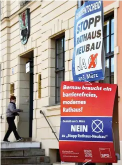  ?? Foto: dpa/Bernd Settnik ?? Vor dem alten Rathaus